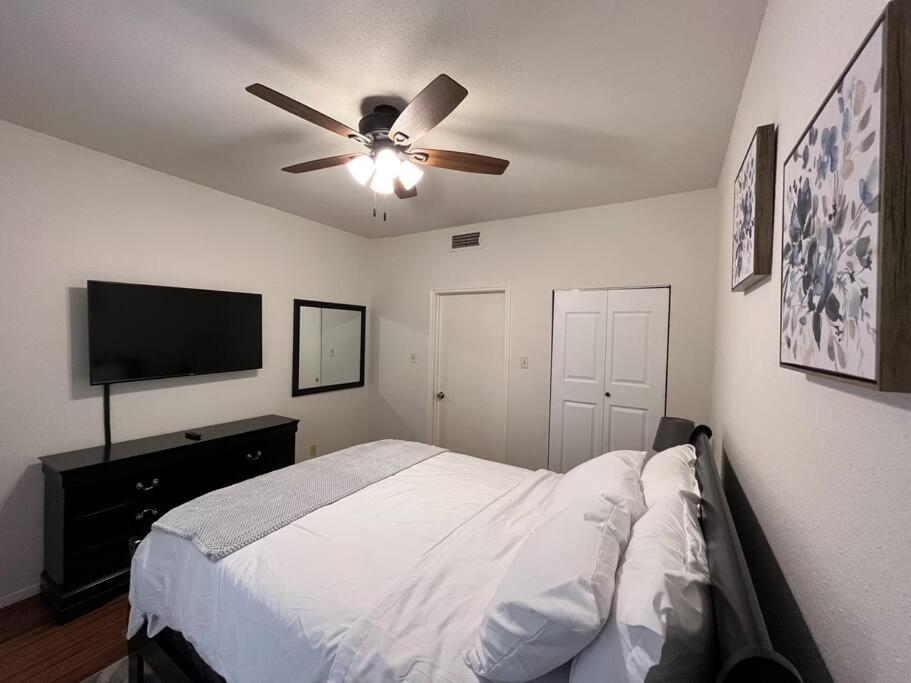 Home Away From Home-Cozy 2 Bdrm Condo/Med Cntr/Nrg Х'юстон Екстер'єр фото